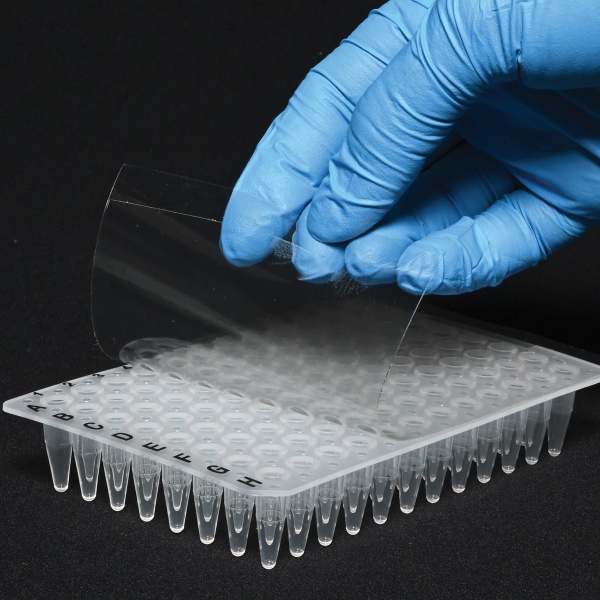 Пленка оптически прозрачная для 96 луночных планшетов, размеры 147 х 81 х 0.22 мм, 100 штук/упак