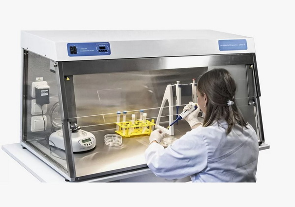 ПЦР бокс UVT-S-AR для стерильных работ с УФ-рециркулятором, таймером, 3 розетками